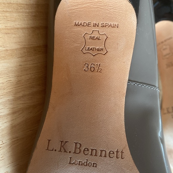 LK Bennett 36 1/2 pumps. Black and taupe. - Picture 4 of 4
